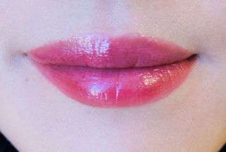 唇に乗せると深みのあるピンクに発色